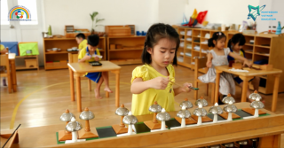 GÓC Q A CÙNG DIỄN GIẢ MÔI TRƯỜNG MONTESSORI 3–6 TUỔI: NƠI TRẺ “LỚN LÊN BẰNG CHÍNH MÌNH”